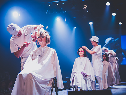 「JOINT2018」の札幌市内有名サロンによるヘアメイクショーの様子