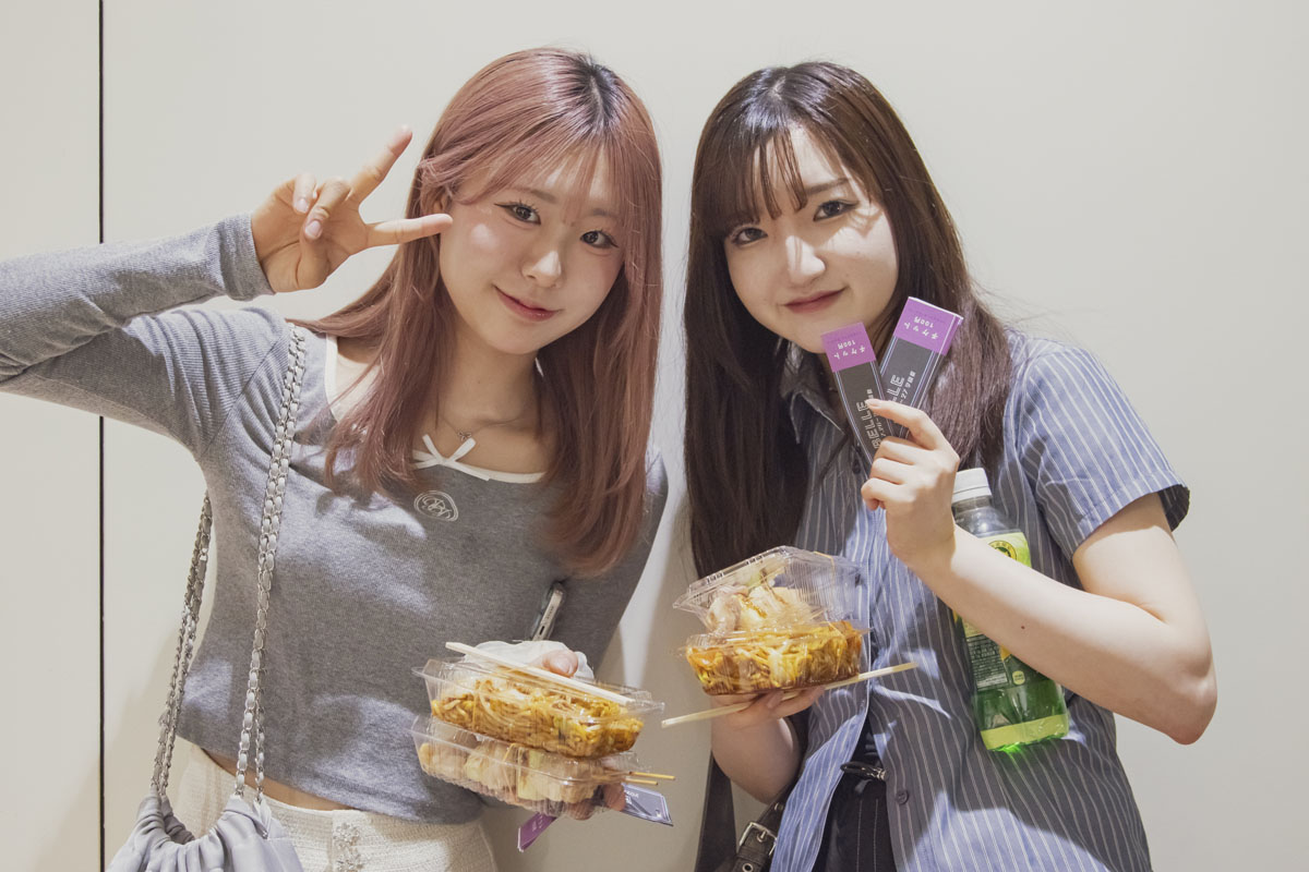 合同学園祭を楽しむ学生