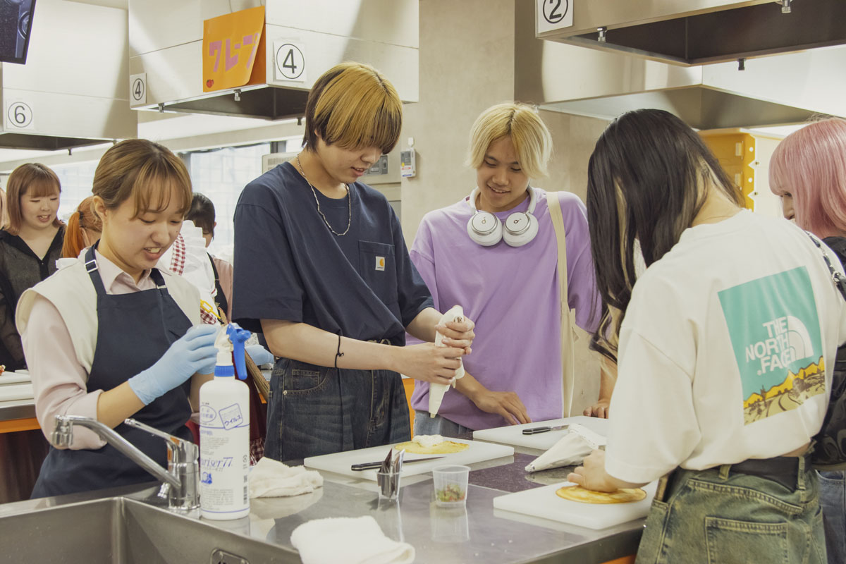 学校の垣根を越えて作業する様子