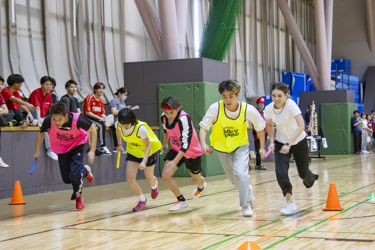 クラス代表リレーでは職員と学生が真剣勝負！
