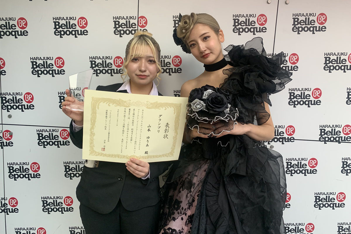 ウエディング部門 グランプリを獲得した山本さんとモデルの菊地さん