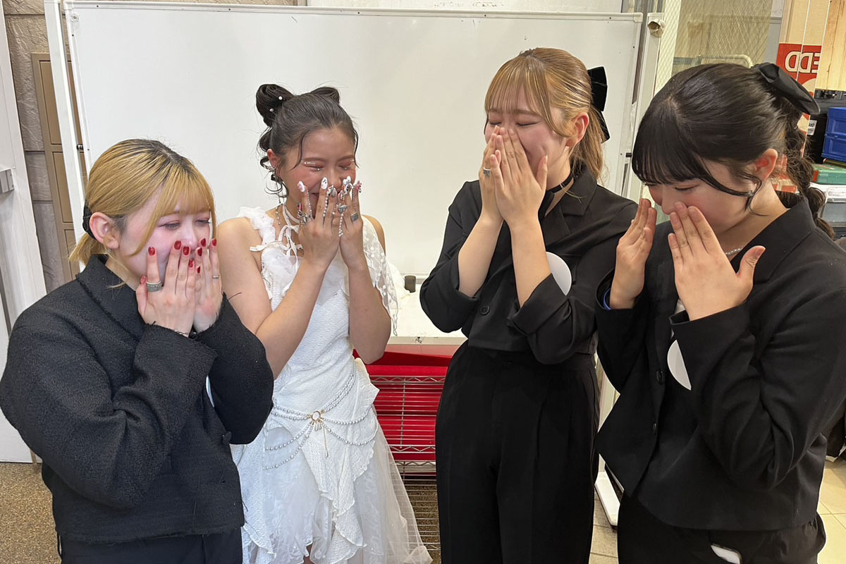 競技を終えて悔しがる学生達