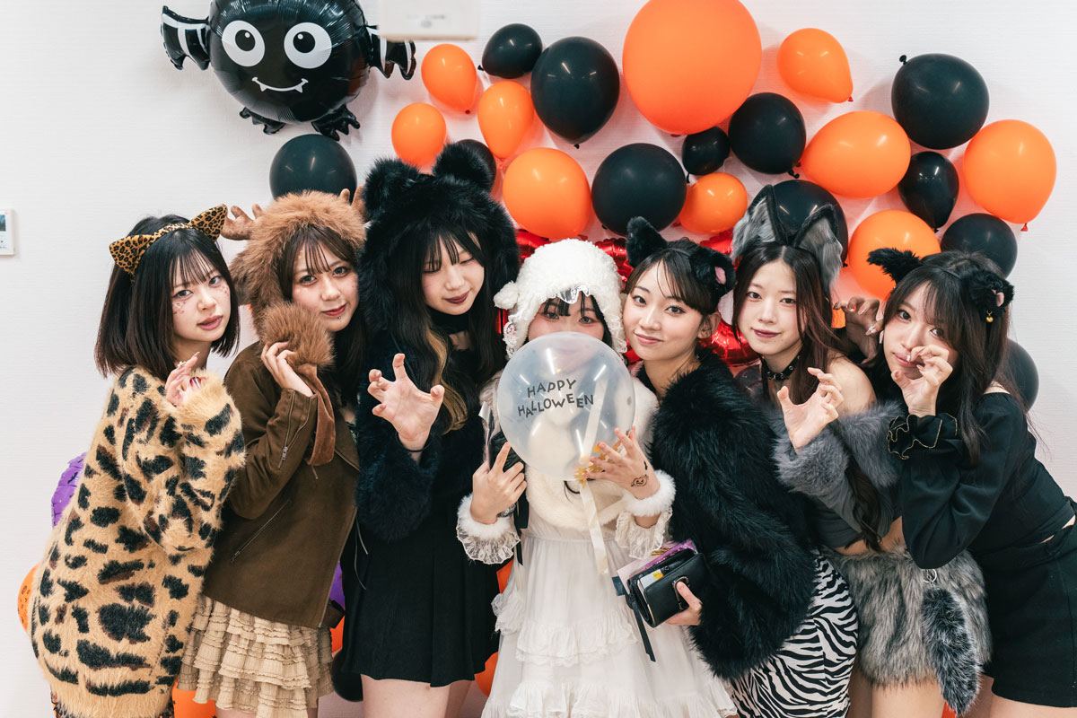 ハロウィンシーズンでの開催で、仮装も楽しむ学生達