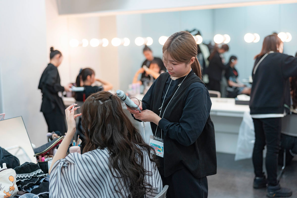 真剣に施術をする学生達